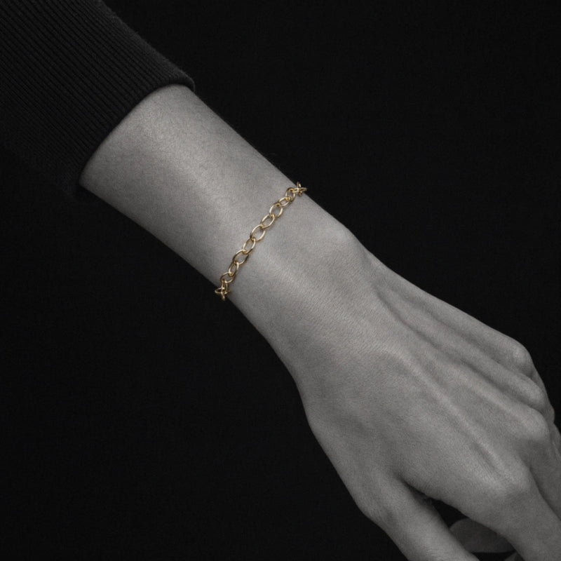 Oval chain bracelet in yellow gold, worn at the wrist