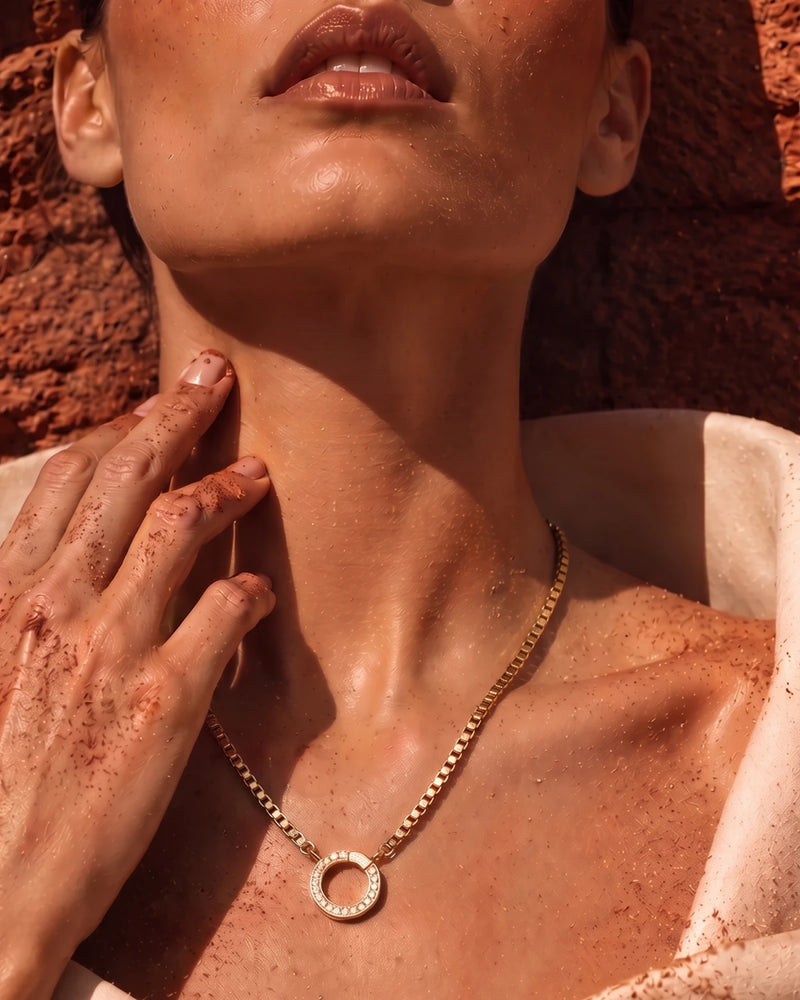 Box chain necklace with a diamond Magic Middle, worn